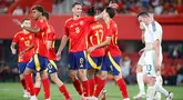 Mikel Oyarzabal merayakan gol bersama dengan rekan setimnya saat pertandingan persahabatan internasional antara timnas Spanyol melawan Irlandia Utara di stadion Son Moix di Palma de Mallorca pada 8 Juni 2024. (JAIME REINA/AFP)