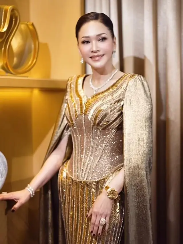 Glamor Berbalut Gaun Emas Wiki Wu, Gaya Para Mama Maia Estianty hingga Mulan Jameela di Resepsi El Rumi- Syifa Hadju