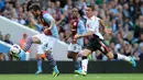 Striker Liverpool, Iago Aspas (kanan) berusaha merebut bola yang dikuasai bek Aston Villa, Antonio Luna pada laga Liga Inggris 2013/2014 di Villa Park, Birmingham (24/8/2013). Iago Aspas didatangkan Liverpool pada awal musim 2013/2014 dari Celta Vigo dengan nilai transfer sebesar 10,8 juta euro atau kini setara Rp176 miliar. Pada awal musim 2015/2016 ia dilepas permanen ke Sevilla dengan nilai transfer 6 juta euro setelah semusim berstatus pinjaman. Sejak 2015/2016 ia kembali ke Celta Vigo hingga kini. (AFP/Olly Greenwood)