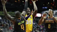  Center Los Angeles Lakers Julius Randle berusaha melepaskan tembakan meski dihadang dua pemain Atlanta Hawks, Paul Millsap (kiri) dan Dwight Howard dalam lanjutan kompetisi NBA di Atlanta, Kamis (3/11/2016). (AP Photo / David Goldman)