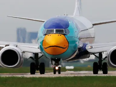 Pesawat Nok Air, bergambar seperti bebek, bersiap lepas landas di Bandara Don Muang, Bangkok, 29 Juni 2016. Nok Air adalah maskapai penerbangan bertarif murah yang berpusat di Bangkok, Thailand. (REUTERS/Chaiwat Subprasom)