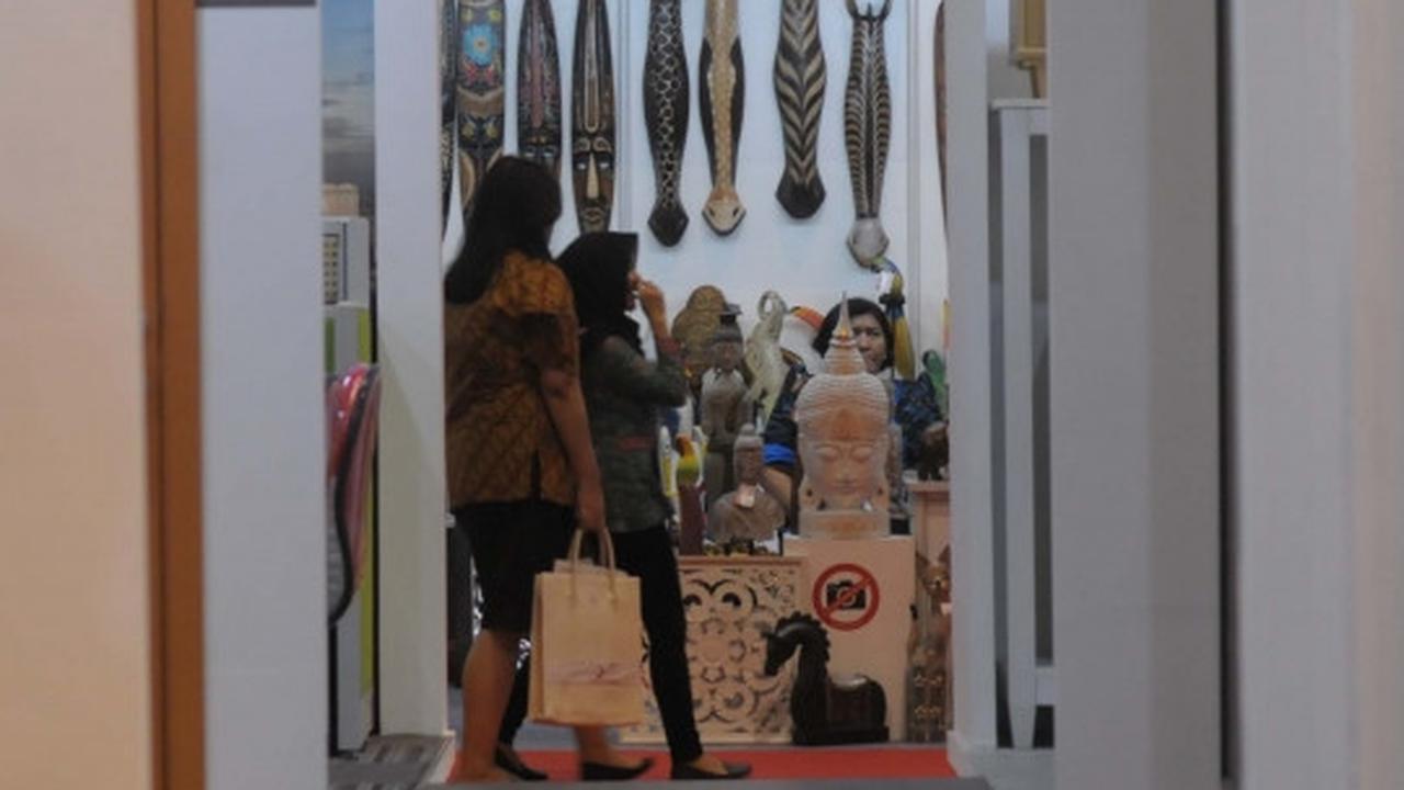 Melihat produk-produk dalam negeri di Trade Expo Indonesia 2015