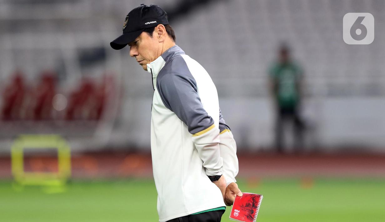 Pelatih Timnas Indonesia, Shin Tae-yong memimpin  sesi latihan resmi jelang laga FIFA Matchday
melawan Argentina di Stadion Utama Gelora Bung Karno, Jakarta, Minggu (18/6/2023).
(Liputan6.com/Helmi Fithriansyah)