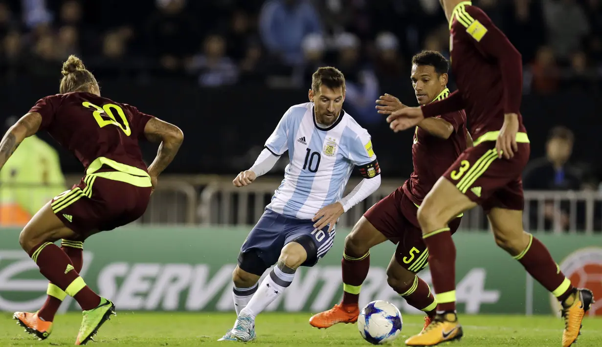 Kapten Argentina, Lionel Messi, berusaha melewati pemain Venezuela pada laga kualifikasi Piala Dunia 2018 di Stadion Monumental Antonio Vespucio Liberti, Rabu (6/9/2017). Argentina ditahan imbang 1-1 oleh Venezuela. (AP/Natacha Pisarenko)