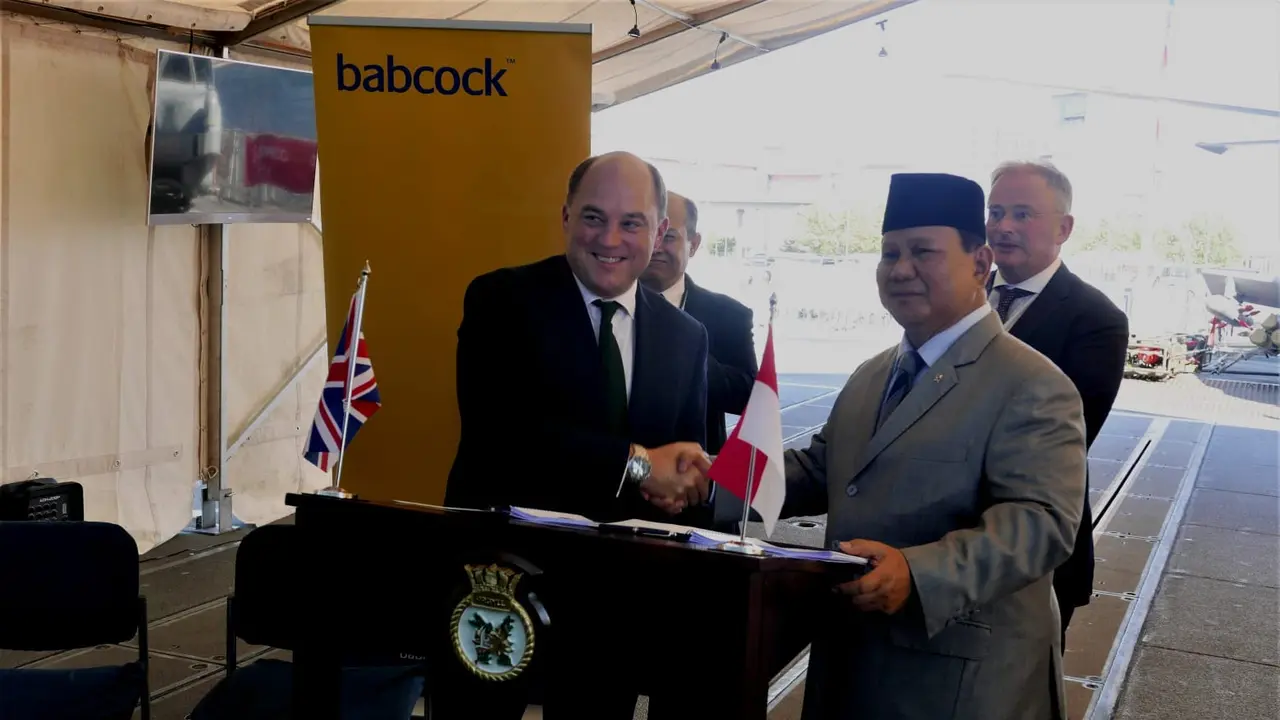 Menteri Pertahanan Indonesia dan Inggris: Prabowo Subianto dan Ben Wallace di London.