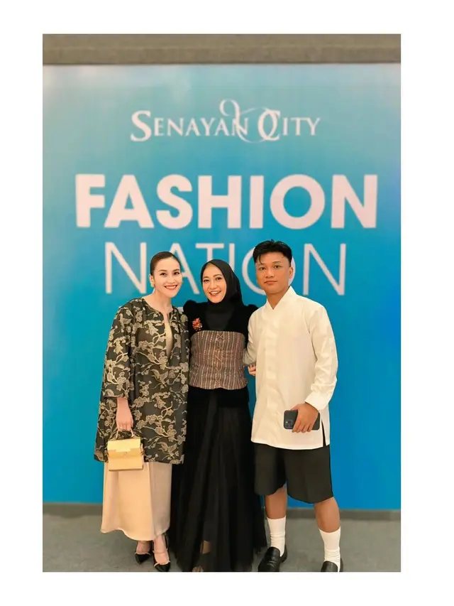 Gaya Ayu Ting-Ting Hadiri Fashion Show dengan Vibes Perempuan Bangsawan Melayu, Pakai Tas Rp100 Jutaan dan Heels Rp12 Jutaan
