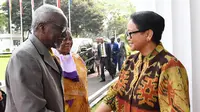 Menteri Luar Negeri Kedua Uganda Kirunda Kivejinja dan Menteri Luar Negeri RI Retno Marsudi melaksanakan pertemuan bilateral di Jakarta (24/7/2018) (sumber: Kementerian Luar Negeri RI)