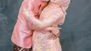 Lesti Kejora juga tampil memikat dalam acara tasyakuran kehamilannya dengan mengenakan kebaya brokat berwarna pink. Kebaya ini dipercantik dengan detail bordiran kuning pastel yang lembut. Penampilannya semakin sempurna dengan kain batik coklat dan hijab pink senada.  [@lestikejora].