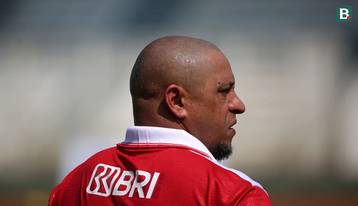 <p>Legenda sepak bola Brasil, Roberto Carlos beraksi sebagai pelatih pada Fourfeo Mini Tournament yang diikuti pemain U-16 saat BRImo Future Garuda di Stadion Madya Senayan, Jakarta, Kamis (01/06/2023). (Bola.com/Bagaskara Lazuardi)</p>