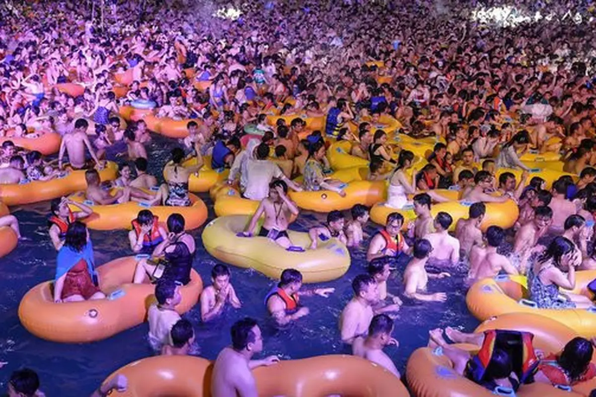 warga Wuhan berpesta di pantai (foto: AFP via Getty Images)