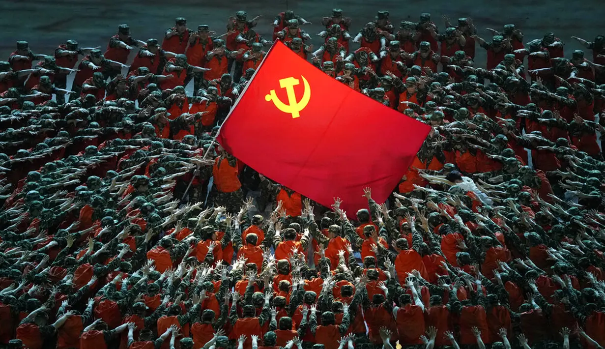 Partai Komunis China memperingati 100 tahun, Kamis (1/7). Berdiri seabad, Partai Komunis China menjelma menjadi parpol penguasa di Negeri Tirai Bambu. (AP Photo/Ng Han Guan)