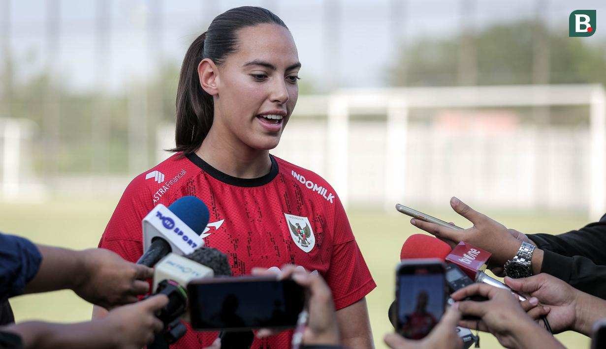 <p>Kiper Timnas Indonesia, Iris Joska de Rouw memberikan keterangan di depan wartawan saat latihan menjelang laga Kualifikasi Piala Asia 2026 yang berlangsung di lapangan latih Jakarta International Stadium (JIS), Jakrata Utara, Jumat (20/06/2025). (Bola.com/Bagaskara Lazuardi)</p>