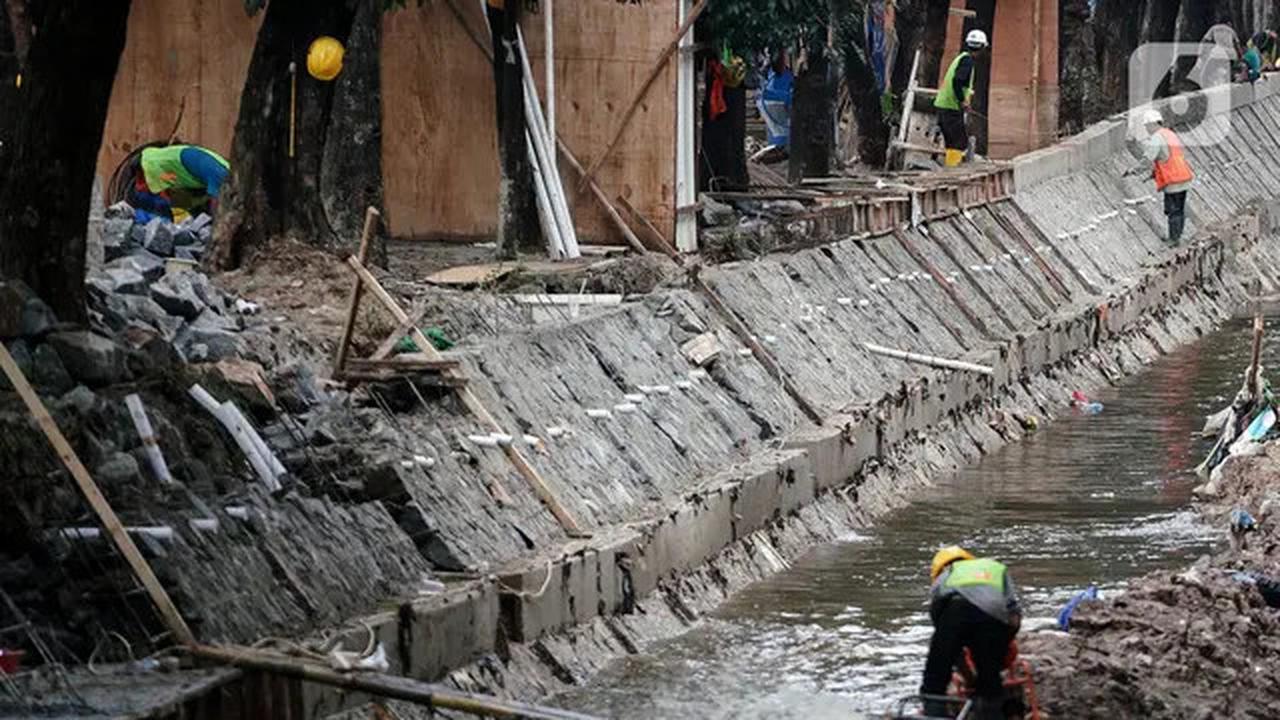 Ditarget Rampung September 2025, Seperti Ini Progres Perbaikan Turap Pecahan Kali Ciliwung