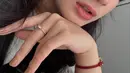 Sudah pakai makeup tapi frecklesnya tetap kelihatannya, bintang film Ritual ini percaya diri. Bahkan tak sedikit netizen yang pangling dengan pesona Richelle Skornicki. Beranjak remaja, Richelle sudah mengenal makeup dan pandai memoles wajahnya. Berusia 15 tahun, artis dengan nama lengkap Richelle Georgette Skornicki ini selalu berpenampilan sesuai dengan usianya. (Liputan6.com/IG/@soursallyyyuu)