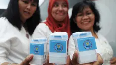 Sejumlah Pegawai Negeri Sipil di lingkungan Pemprov DKI Jakarta menjalani tes urine di kawasan Monumen Nasional (Monas), Jakarta, Jumat (2/1/2015). (Liputan6.com/Faizal Fanani)