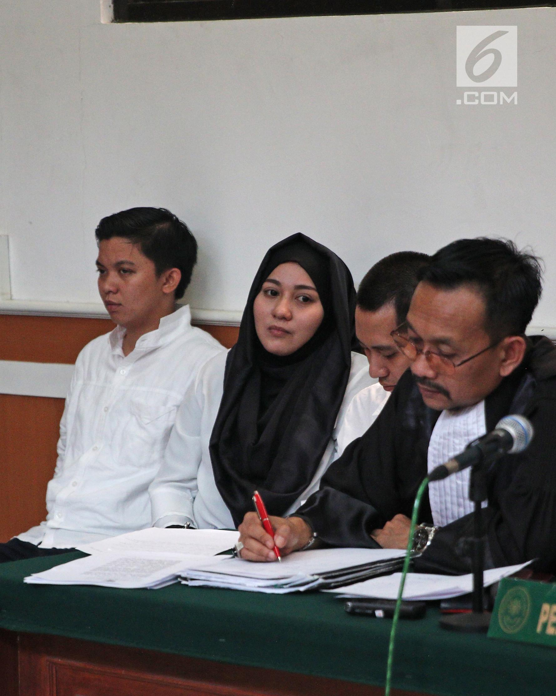 Ekspresi terdakwa kasus dugaan penipuan perjalanan umrah First Travel, Anniesa Hasibuan saat menjalani sidang lanjutan di PN Kota Depok, Jawa Barat, Senin (9/4). (Liputan6.com/Herman Zakharia)