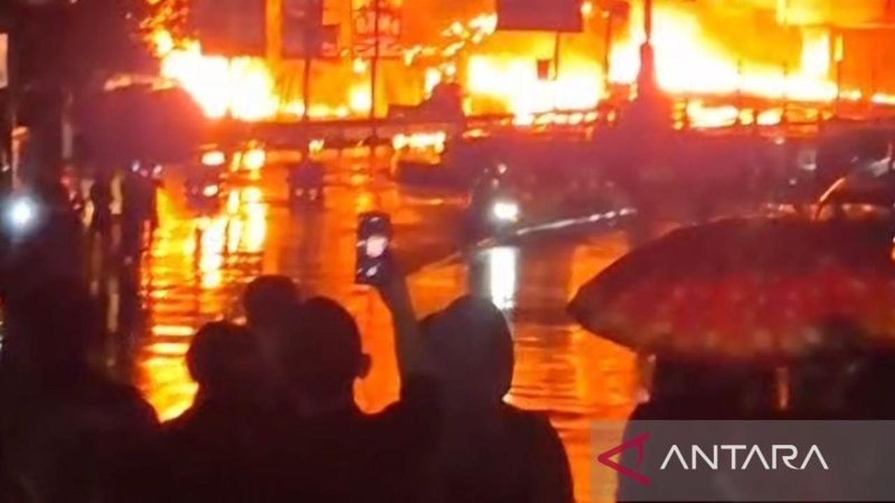 Mengejutkan! Detik-detik Kebakaran Dahsyat Akibat Truk Tangki BBM Cianjur Terguling, Api Lalap Ruko dan Pusat Perbelanjaan