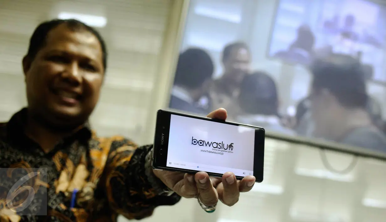 Pimpinan Bawaslu, Nasrullah menunjukkan live streaming Bawaslu TV pada peluncuran di Gedung Bawaslu Jakarta, Senin (13/2). Bawaslu TV nantinya mengupdate informasi terkait Pilkada serentak 2017 serta Pilpres 2019 mendatang. (Liputan6.com/Faizal Fanani)