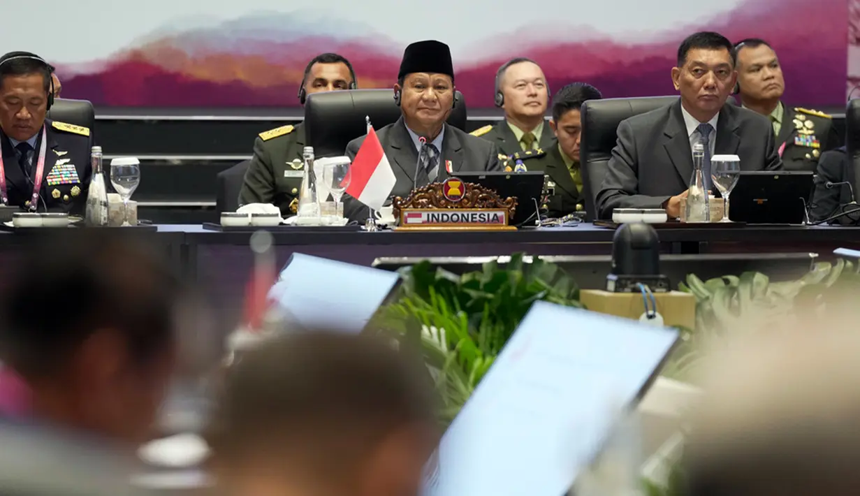 "Kami menilai sudah jadi kewajiban moral kami untuk bersikap seperti ini, dan kami mendorong seluruh negara untuk mengambil sikap yang sama untuk meringankan penderitaan rakyat Palestina yang terusir dari rumahnya sejak lama. Krisis yang terjadi di belahan dunia yang lain itu juga mengingatkan kita betapa pentingnya bagi ASEAN untuk tetap bersatu dan waspada," kata Prabowo. (AP Photo/Dita Alangkara, Pool)