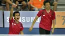 Ganda Putra Indonesia Muhamad Ahsan dan Hendra Setiawan meluapkan kegembiraanya setelah mengalahkan ganda Korsel Yongdae Lee dan Yeonseong Yoo pada final Asian Games ke-17 di Gyeyang Gymnasium, Incheon, Korsel, (28/9). (ANTARA FOTO/Saptono)