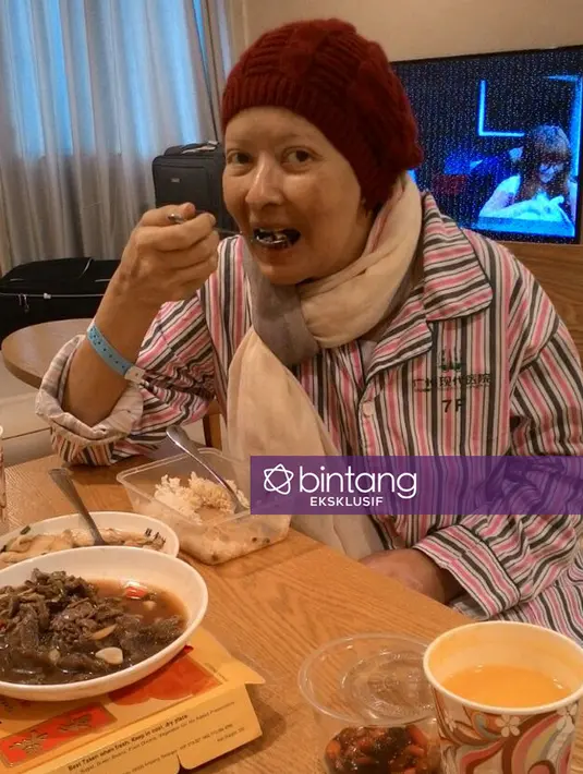 "Saya memutuskan berobat ke Guangzhou karena mendapatkan tawaran yang terbaik. Saya merasa saya ini orang yang diberkahi Tuhan sehingga negara yang besar seperti Cina pun mengumpulkan dana buat saya," ujar Yana sebelum berangkat. (dok. Istimewa)