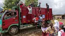 Siswa saat menaiki truk seusai belajar di SDN Cikoneng, Bogor, Selasa (30/3/2021). Untuk menuju sekolahnya di SDN Cikoneng, sebagian siswa harus menumpang truk, jalan kaki dan membawa kendaraan pribadi karena akses jalan yang sulit di daerah perbukitan perkebunan teh. (Liputan6.com/Herman Zakharia)