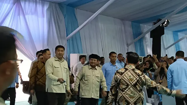 Presiden Prabowo Subianto menghadiri gelaran akad massal 50.030 unit rumah subsidi bagi masyarakat berpenghasilan rendah (MBR) di Kota Serang, Banten, Sabtu (20/12/2025). (Liputan6.com/Maulandy)