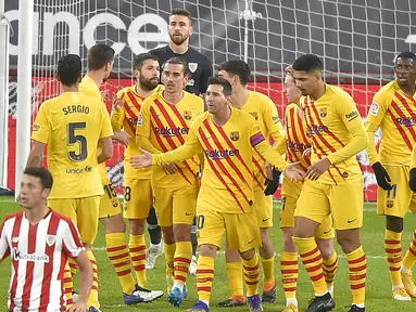 Para pemain Barcelona merayakan gol kedua yang dicetak striker Lionel Messi (tengah) ke gawang Athletic Bilbao dalam laga lanjutan Liga Spanyol 2020/21 di San Mames Stadium, Bilbao, Rabu (6/1/2021). Barcelona menang 3-2 atas Athletic Bilbao. (AFP/Ander Gillenea)