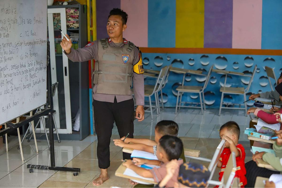 Sosok Aiptu Agus Riyanto, Polisi Inspiratif Dirikan Sekolah Gratis untuk Anak-Anak Pemulung di Sudut Jakarta