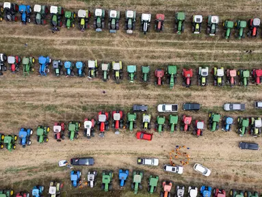 Foto udara menunjukkan traktor-traktor terparkir di sebuah ladang dalam sebuah protes menentang pencabutan larangan impor biji-bijian yang berasal dari Ukraina, di Dolni Bogrov, dekat Sofia, Bulgaria pada tanggal 19 September 2023. (Nikolay DOYCHINOV/AFP)