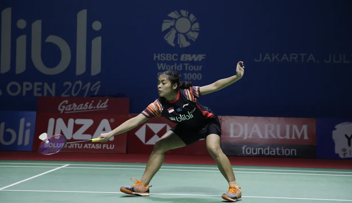 Tunggal putri Indonesia, Gregoria Mariska, berusaha mengembalikan kok saat melawan tunggal putri Thailand, Pornpawee Chochuwong, pada Blibli Indonesia Open 2019 di Istora Senayan, Jakarta, Selasa (16/7). Gregoria menang 21-10 dan 21-8. (Bola.com/Vitalis Y