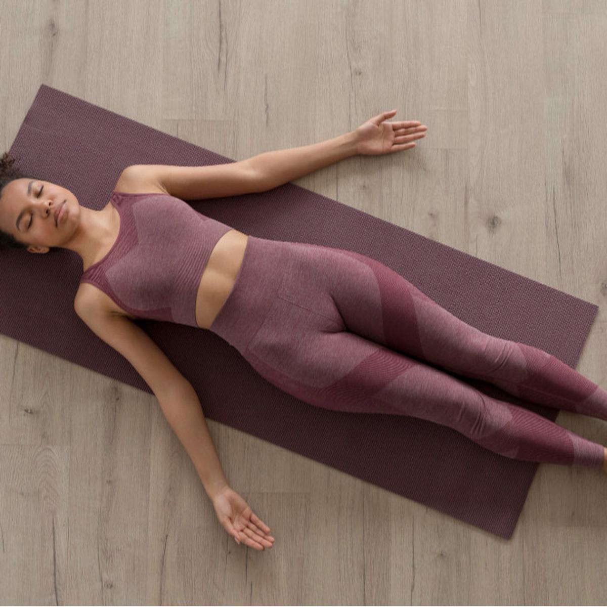 7 Gerakan Yoga yang Bisa Dilakukan Pagi Hari untuk Meredakan Stres dan Kecemasan