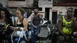 Orang-orang menghadiri peresmian festival film pertama di lingkungan San Agustín, Caracas, Venezuela (23/5/2022). Acara ini untuk mengubah lingkungan mereka yang dulunya memiliki tingkat kriminalitas tinggi menjadi area ibu kota yang sekarang dikenal dengan seni, musik, tarian, dan budaya Afro-Venezuela. (AP Photo/Ariana Cubillos)