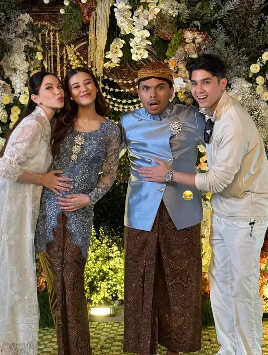Alyssa Daguise mencuri perhatian dengan outerwear lace putih yang sederhana namun elegan, dipadukan dengan spaghetti strap dress sebagai inner. Ia hadir bersama calon suaminya, Al Ghazali, yang kompak mengenakan setelan putih. [@mrsayudewi/@alyssadaguise/@mahalini/@vidialdiano].