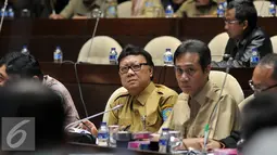 Menteri Dalam Negeri Tjahjo Kumolo saat menghadiri rapat kerja dengan Komisi II DPR, di Kompleks Parlemen, Senayan, Jakarta, Senin (29/2). Rapat tersebut membahas revisi Undang-Undang Nomor 8 Tahun 2015 tentang Pilkada. (Liputan6.com/Johan Tallo)