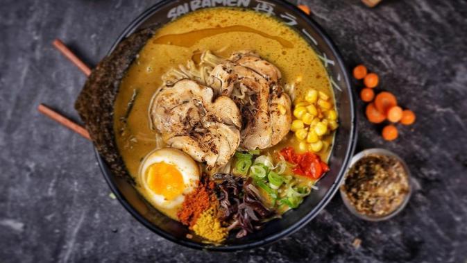 Curry Chiken Chasu Ramen, salah satu menu andalan Sai Ramen Alam Sutera. (dok. Instagram @sai.ramen/https://www.instagram.com/p/CE88PAWp2rs/?igshid=sa622uwtixaj /Brigitta Bellion)