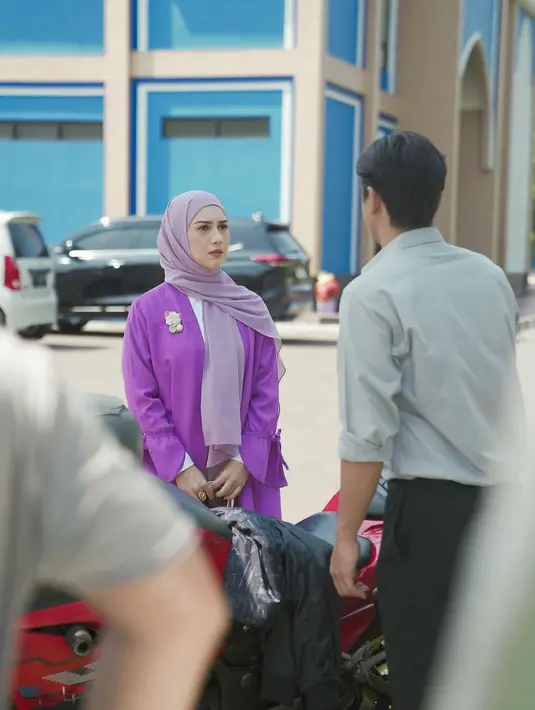 Di momen lainnya, Irish Bella tampil dengan inner putih yang ditumpuknya dengan outer ungu, yang senada dengan hijabnya. [Foto: Instagram/_irishbella_]