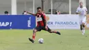 Pemain Persipura Jayapura, Todd Rivaldo Ferre melepaskan tendangan saat melawan Arema FC pada laga BRI Liga 1 di Stadion Madya, Jakarta, Rabu, (29/9/2021). (Bola.com/ M Iqbal Ichsan)