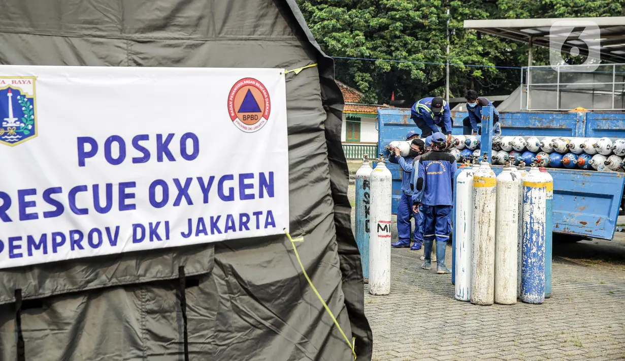Posko Rescue Oxygen di Monas, Jakarta, Senin (5/7/2021). Posko Rescue Oxygen didirikan atas kolaborasi dengan sejumlah OPD Pemprov DKI Jakarta. (Liputan6.com/Faizal Fanani)