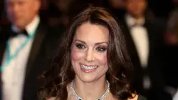 Duchess of CambridgeKate Middleton menghadiri acara penghargaan film British Academy Film Awards (BAFTA) 2018 di London, Minggu (18/2). Warna yang dikenakan Kate Middleton ini dihujani kritik lantaran memakai gaun bukan hitam. (AP/Antonio Calanni)