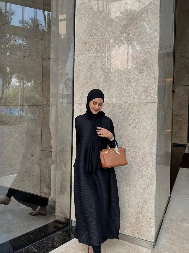 6 Gaya Fashion Paula Verhoeven saat kenakan Hijab Pashmina, Selalu Pancarkan Aura Model