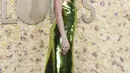 Penyanyi ini tiba sendirian di karpet merah Golden Globes dengan mengenakan gaun berpayet hijau dan sepatu hak tinggi Christian Louboutin. (Photo by Jordan Strauss/Invision/AP)