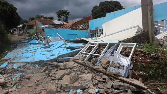 Kondisi bangunan yang runtuh akibat gempa di Kabupaten Cianjur, Jawa Barat, Rabu (23/11).
