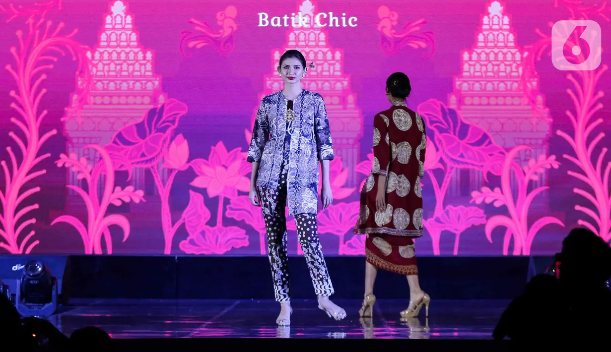 Model berpose dalam balutan busana rancangan busana  Novita Yunus saat acara Cipta dan Cipta parade Wastra Nusantara di Hotel Shangri La, Jakarta, Rabu (31/7/2024). (Liputan6.com/Herman Zakharia)