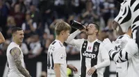 Striker Juventus, Cristiano Ronaldo, melakukan selebrasi usai meraih gelar juara Serie A 2019 di Stadion Juventus, Sabtu (20/4). Juventus menang 2-1 atas Fiorentina. (AP/Luca Bruno)