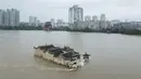 Foto pada 19 Juli 2020 menunjukkan kuil Guanyinge berumur 700 tahun yang dibangun di atas batu, terendam banjir akibat meluapnya sungai Yangtze di Wuhan, provinsi Hubei. Hujan lebat sejak bulan Juni telah menyebabkan sedikitnya 141 orang tewas dan memaksa hampir 15 juta orang dievakuasi. (STR/AFP)