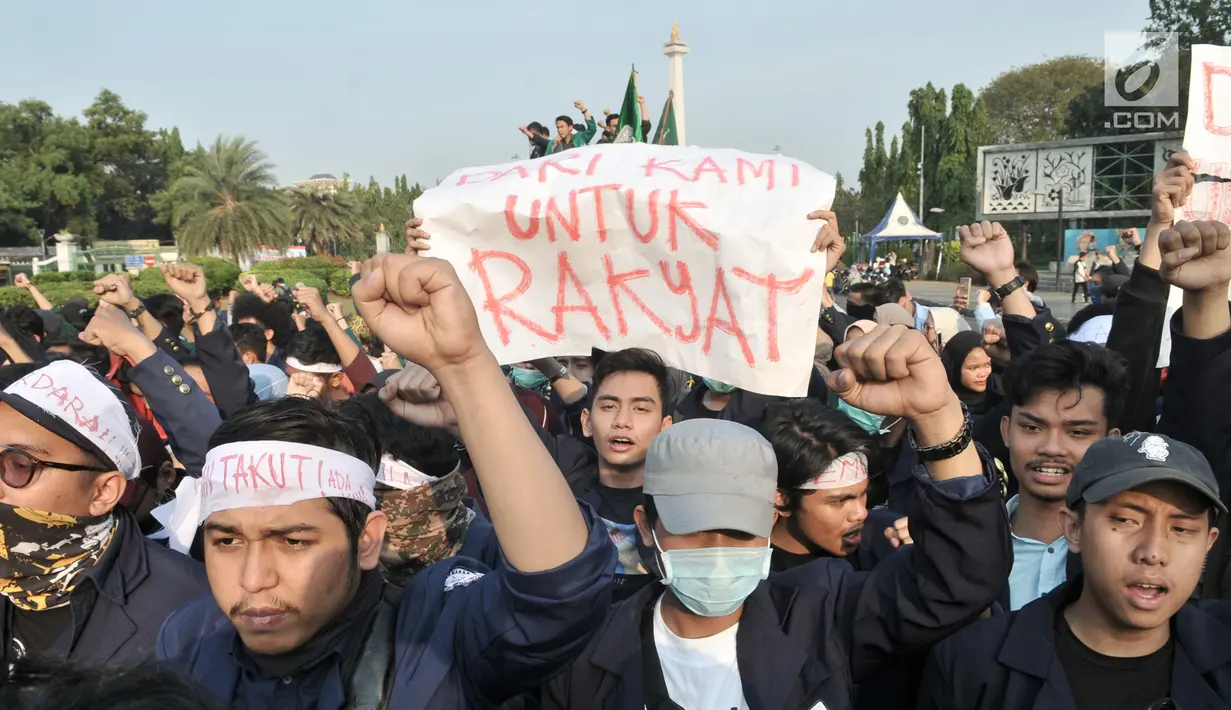 Mahasiswa gabungan se-Jabodetabek saat menggelar aksi unjuk rasa di depan Istana Merdeka, Jakarta, Selasa (16/7/2019). Dalam aksinya mereka mengecam pemerintah Jokowi atas hutang negara yang melonjak, politik dagang sapi, diskon pajak 300 persen, dan krisis penegakan HAM. (merdeka.com/Iqbal S. Nugro