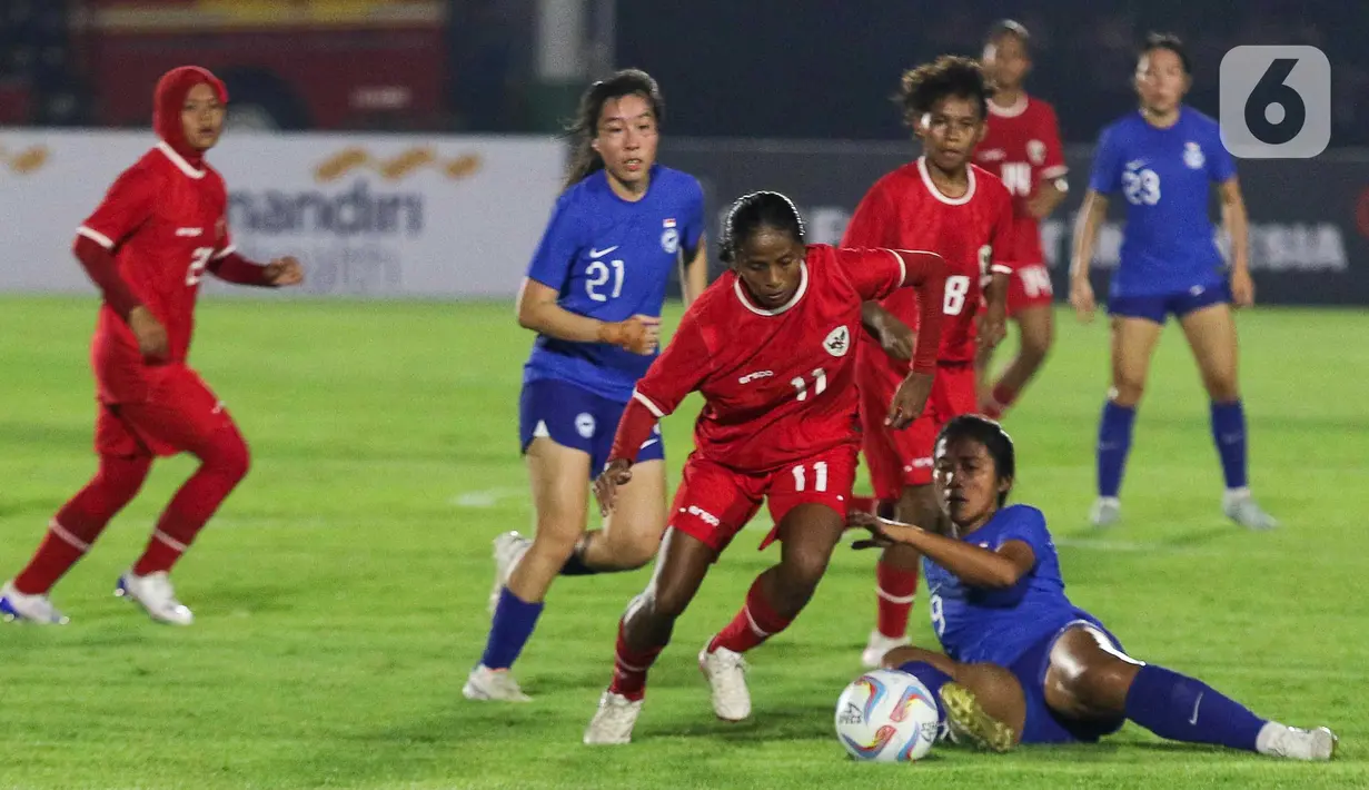Kemenangan timnas putri Indonesia tercipta melalui aksi Marsela Awi dan Claudia Scheunemann yang masing-masing mencetak dua gol. Sementara satu gol tambahan dicetak lewat aksi Reva Octaviani. (Liputan6/Herman Zakharia)
