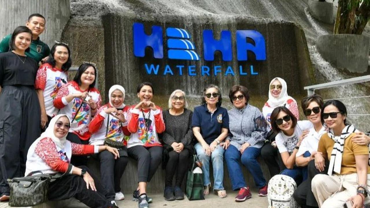 Sontak saja, kehadiran sang perwira polisi ini menjadi sorotan publik. Banyak dari masyarakat pun memberikan komentar atas kedekatan keduanya. <br>