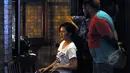 Rambut Raisa sedang ditata sebelum proses syuting film "Letters For Raisa" di kawasan Kota Tua, Jakarta, Sabtu (14/3/2015). Raisa berperan sebagai gadis lugu (Liputan6.com/Panji Diksana) 